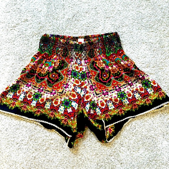 Bila light and flowy floral shorts. small - Picture 1 of 8
